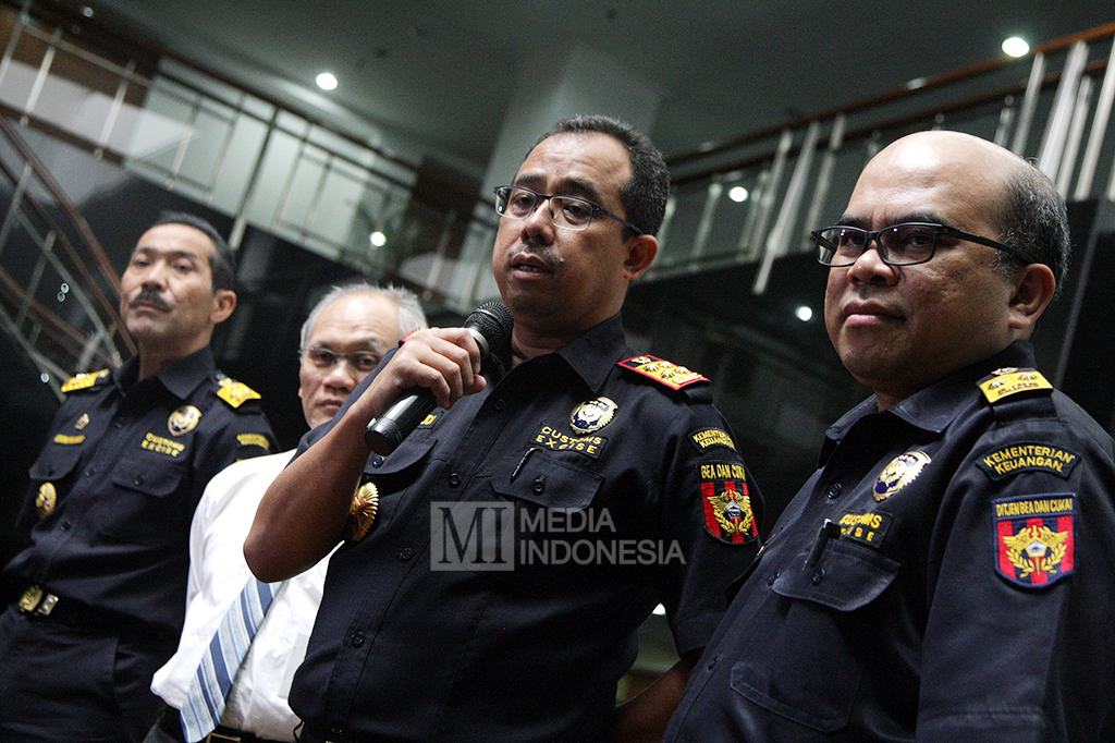 Kedatangan KPK tersebut untuk berkoordinasi terkait data-data dari sembilan importir, yang diduga terkait kasus suap hakim MK Patrialis Akbar.