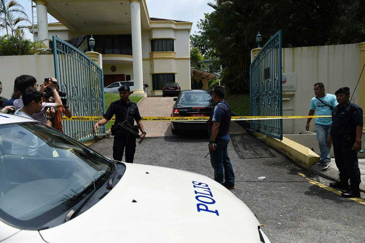 Polisi Malaysia berjaga-jaga di depan kantor Kedubes Korea Utara di Kuala Lumpur, yang telah dipasangi garis polisi, Selasa (7/3/2017).