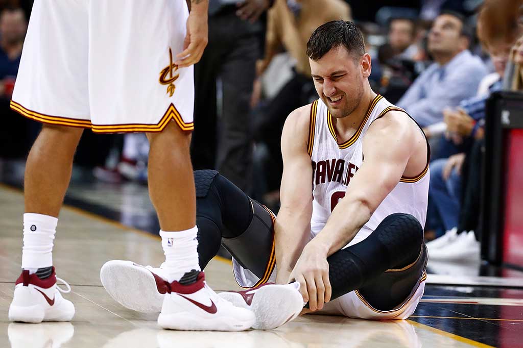 Ini merupakan laga perdana Bogut bersama Cavaliers, setelah bergabung pada Kamis (2/3/2017).