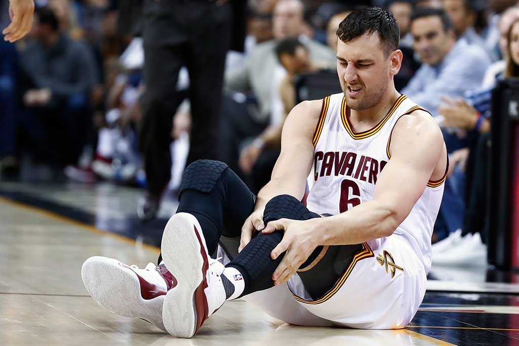 Bogut kemudian meninggalkan lapangan dengan bantuan rekan-rekannya. Pemeriksaan sinar X menunjukkan tibia kirinya retak.