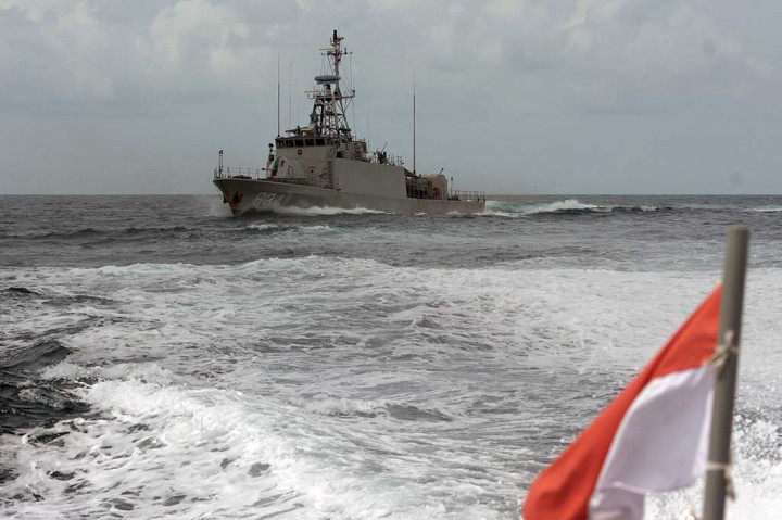 KRI Hiu (634) melakukan patroli pengamanan di kawasan perairan sekitar hotel tempat menginap Raja Arab Saudi Salman bin Abdulaziz al Saud di Nusa Dua, Bali, Selasa (7/3/2017).