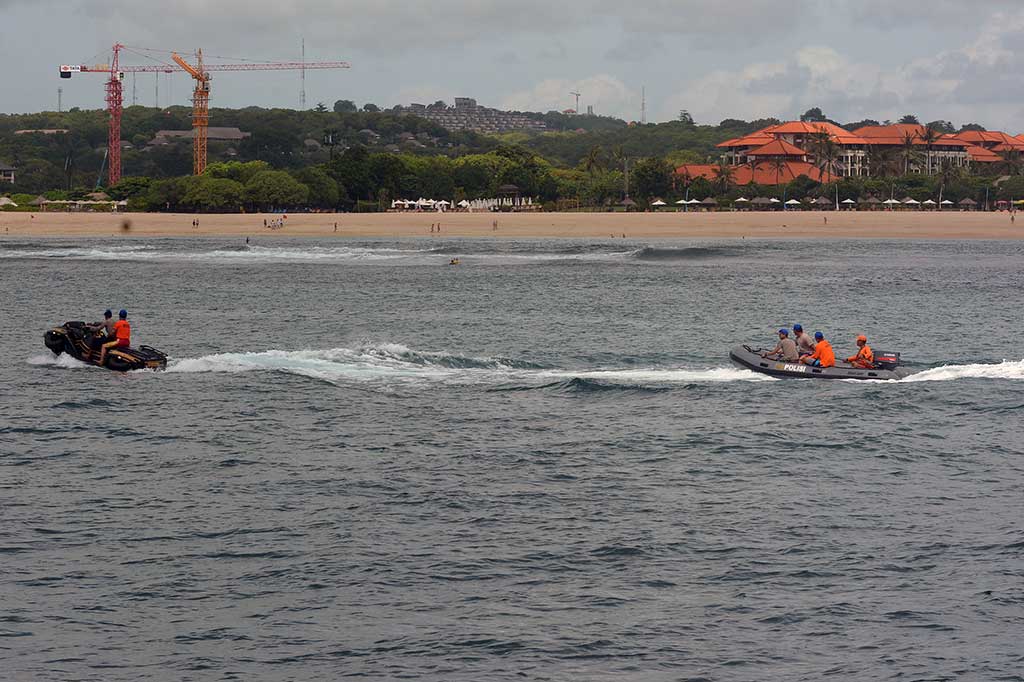 Prajurit TNI AL, Anggota kepolisian dan Anggota Basarnas melakukan patroli pengamanan di kawasan perairan sekitar hotel tempat menginap Raja Salman.