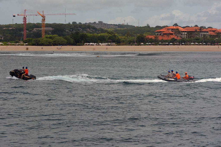 Prajurit TNI AL, Anggota kepolisian dan Anggota Basarnas melakukan patroli pengamanan di kawasan perairan sekitar hotel tempat menginap Raja Salman.