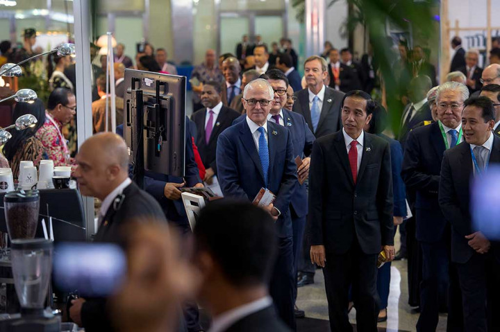 Presiden Joko Widodo (ketiga kanan) dan PM Australia Malcom Turnbull (keempat kanan) didampingi Menteri Perdagangan Enggartiasto Lukita (kedua kanan) dan Kepala Bekraf Triawan Munaf  mengunjungi pameran produk perdagangan di sela KTT ke-20 IORA Tahun 2017 di JCC, Senayan, Jakarta, Selasa (7/3/2017).