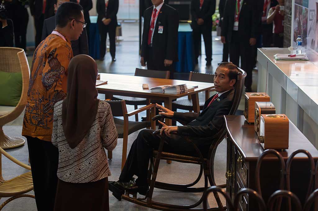 Presiden Jokowi mencoba kursi goyang yang terbuat dari rotan di stan Himpunan Industri Mebel dan Kerajinan Indonesia (HIMKI) tersebut.