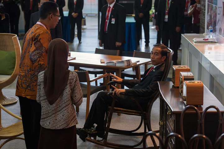 Presiden Jokowi mencoba kursi goyang yang terbuat dari rotan di stan Himpunan Industri Mebel dan Kerajinan Indonesia (HIMKI) tersebut.