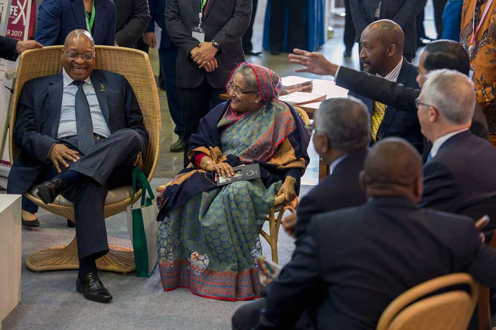 Presiden Afrika Selatan Jacob Zuma (kiri), PM Bangladesh Hasina Wajed (kedua kiri), Presiden Jokowi dan PM Australia Malcom Turnbull (kanan) duduk di kursi rotan produksi dalam negeri. 