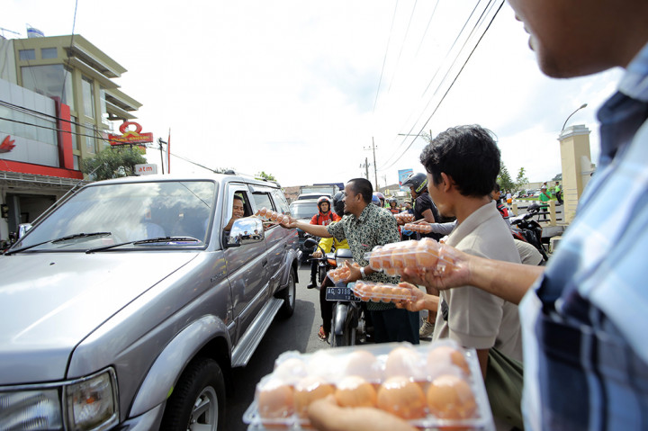 Sejumlah peternak ayam petelur yang tergabung dalam Paguyuban Peternak Rakyat Nasional (PPRN) membagi-bagikan telur di depan Kantor Pemkab Blitar, Jawa Timur.