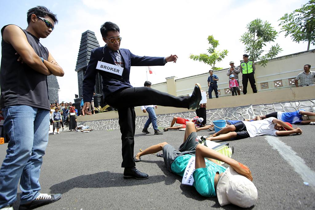 Sejumlah peternak ayam petelur yang tergabung dalam Paguyuban Peternak Rakyat Nasional (PPRN) melakukan aksi teatrikal di depan Kantor Pemkab Blitar, Jawa Timur.