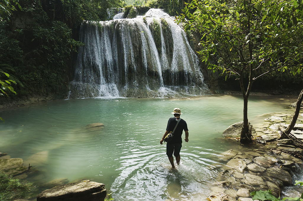 Curug Pulosari merupakan air terjun yang airnya bersumber dari aliran air sungai alami di kawasan perbukitan di sekitar lokasi