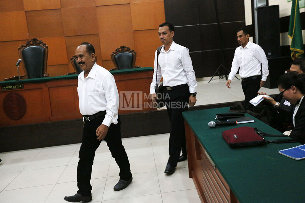 Tiga terdakwa yang merupakan petinggi Gafatar, Ahmad Musadeq (tengah), Andry Cahya (kiri), dan Mahful Muis Tumanurung menjalani sidang pembacaan vonis terkait penodaan agama dan makar di Pengadilan Negeri Jakarta Timur, Selasa (7/3).