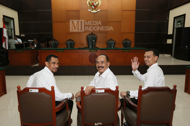 Musadeq dan Mahful divonis lima tahun penjara, sedangkan Andry hanya tiga tahun penjara.