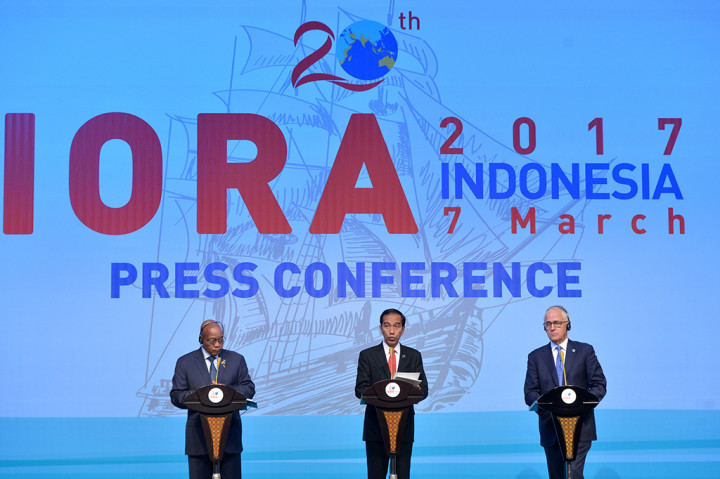 Presiden Joko Widodo (tengah), PM Australia Malcom Turnbull (kanan) dan Presiden Afrika Selatan Jacob Zuma memberikan keterangan pers hasil pertemuan para kepala negara dan pimpinan delegasi dalam rangkaian KTT Indian Ocean Rim Association (IORA) 2017.