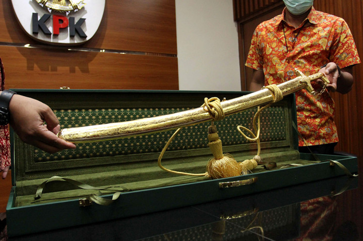 Pedang pemberian Kerajaan Arab Saudi tersebut akan diteliti oleh Direktorat Gratifikasi KPK.