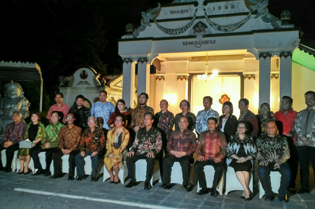 Sri Sultan Hamengku Buwono X berfoto bersama para udangan usai peluncuran.