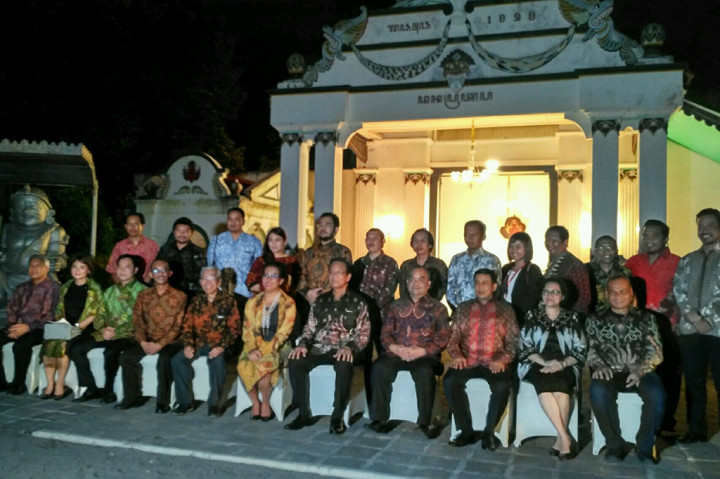 Sri Sultan Hamengku Buwono X berfoto bersama para udangan usai peluncuran.