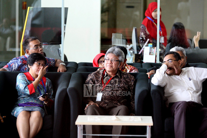 Achmad Djuned (tengah) diperiksa sebagai saksi untuk tersangka YWA, politisi PKS yang diduga menerima uang sekitar Rp 4 miliar dari Komisaris PT Cahaya Mas Perkasa So Kok Seng alias Aseng.