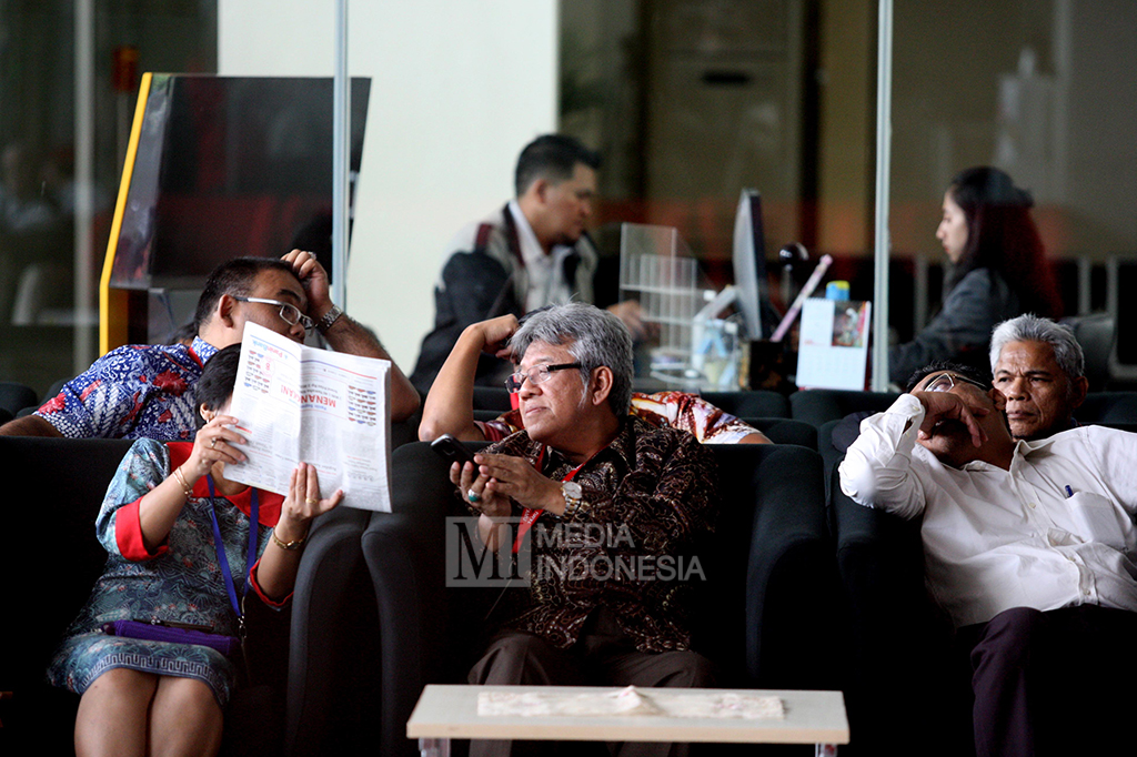 Suap tersebut diberikan agar para pengusaha mendapatkan proyek pekerjaan pembangunan jalan di Maluku dan Maluku Utara, di bawah Kementerian PUPR.