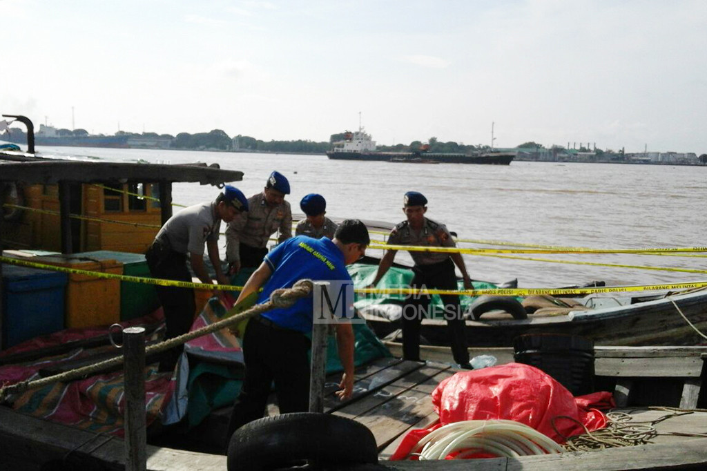 Atas kasus tersebut, Tim Ditpolair Sumsel menangkap dua pelaku berinisial SF (46) warga Dusun V,  Kabupaten Banyuasin, dan FS (46) warga Tanjung Jabung Barat, Jambi. Selain itu, dua unit kapal motor juga ikut disita sebagai barang bukti.
