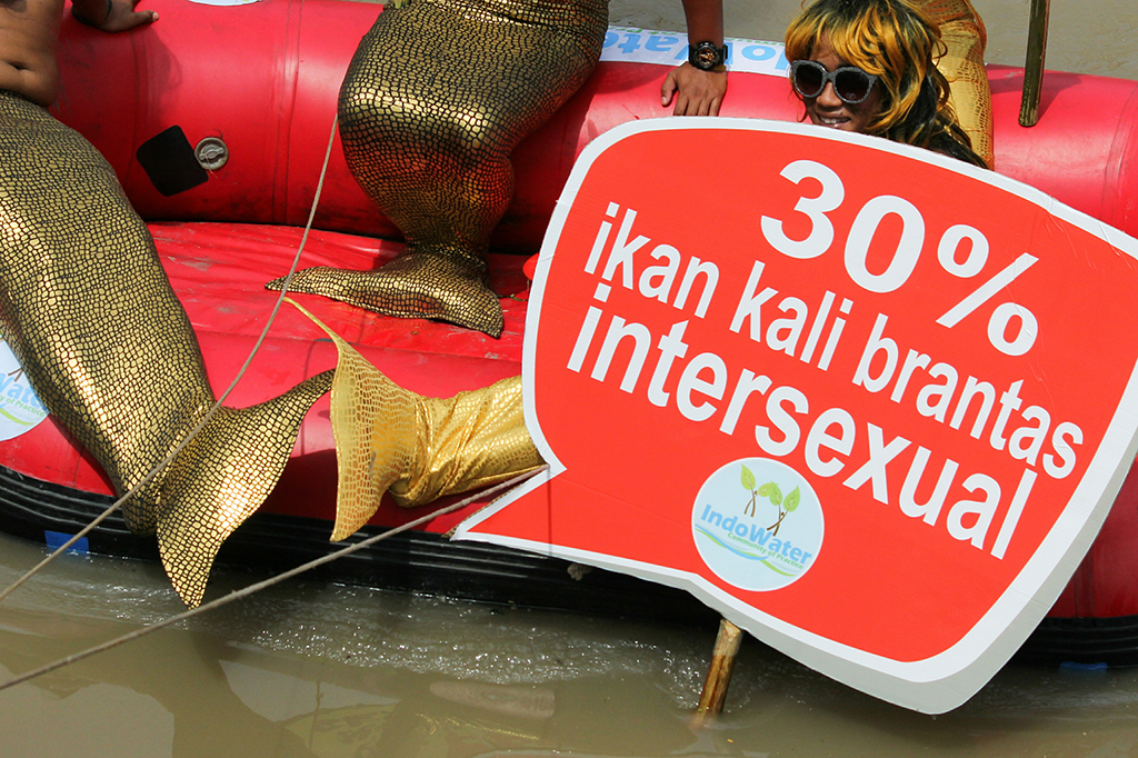 Sejumlah aktivis membawa beberapa poster seruan untuk menjaga kebersihan air sungai.