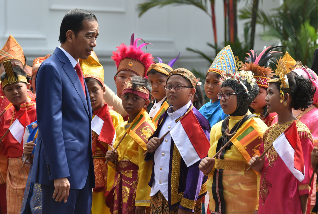 Presiden Jokowi memeriksa kesiapan barisan 'pasukan anak-anak' Bhinneka Tunggal Ika sebelum tamu negara tiba di Istana Merdeka, Jakarta.