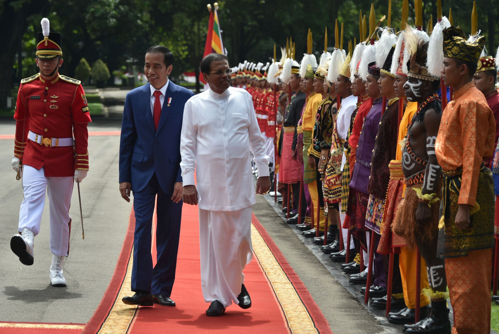 Presiden Maithripala Sirisena nampak agak terkejut melihat barisan dalam pasukan kehormatan yang mengenakan kostum tradisional dari berbagai daerah di Indonesia. 