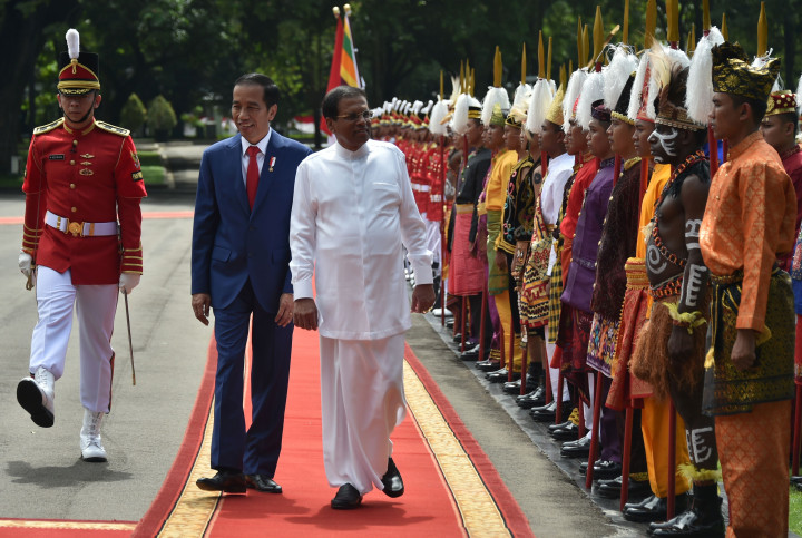 Presiden Maithripala Sirisena nampak agak terkejut melihat barisan dalam pasukan kehormatan yang mengenakan kostum tradisional dari berbagai daerah di Indonesia. 