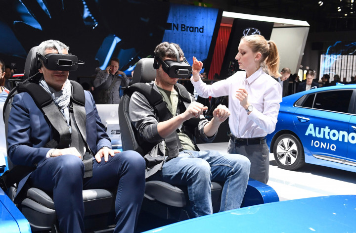 Pengunjung menikmati perangkat Virtual Realty yang ada di booth Hyundai. AFP PHOTO / ALAIN GROSCLAUDE