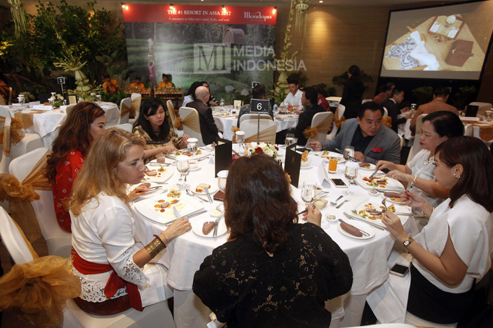 General Manager resort Mandapa Ana Gorjao Henriques (kedua kiri) bersama tamu undangan menikmati makan siang ketika acara Appreciation Lunch as the #1 Resort in Asia 2017 di Ritz-Carlton, Pacific Place, Jakarta, Rabu (8/3).