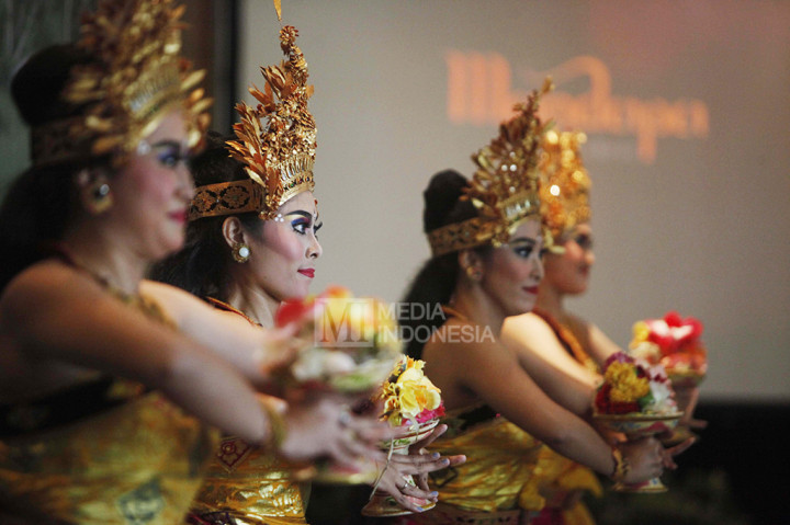 Penari Legong menghibur tamu undangan menikmati makan siang ketika acara Appreciation Lunch as the #1 Resort in Asia 2017 di Ritz-Carlton, Pacific Place, Jakarta.