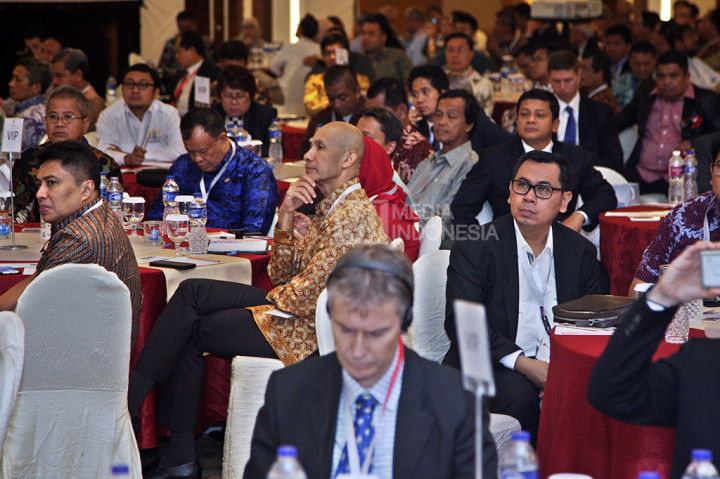 Ia menjanjikan akan memberi kemudahan dalam proses perizinan untuk investor yang berminat mengembangkan potensi alam dan industri daerah itu.