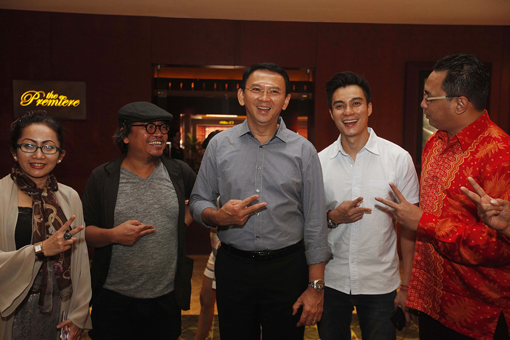 Ia nonton film bersama artis Baim Wong dan penulis buku 'Jakarta Undercover,' Moammar Emka.