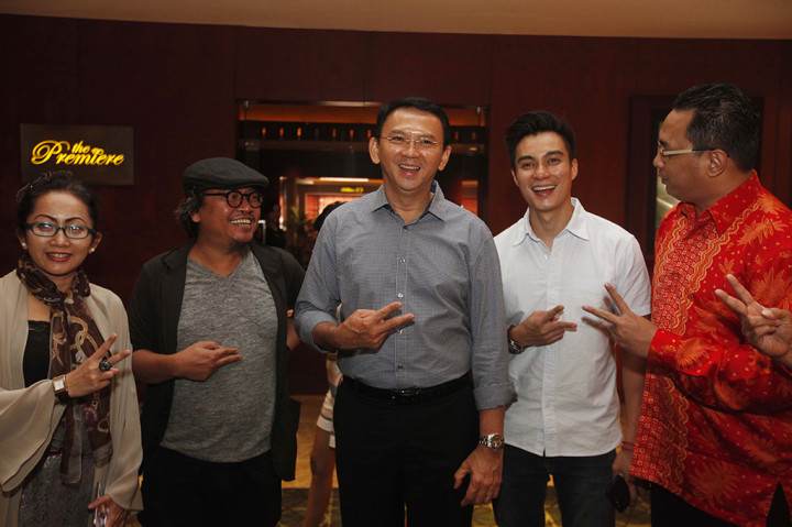 Ia nonton film bersama artis Baim Wong dan penulis buku 'Jakarta Undercover,' Moammar Emka.