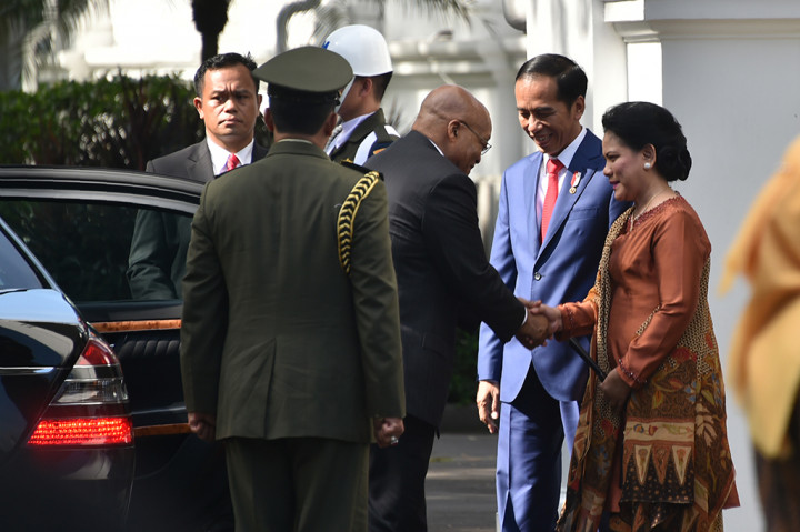 Presiden Joko Widodo menerima kunjungan Presiden Afrika Selatan Jacob Gedeleyihlekisa Zuma di Istana Merdeka, Jakarta, Rabu (8/3).
