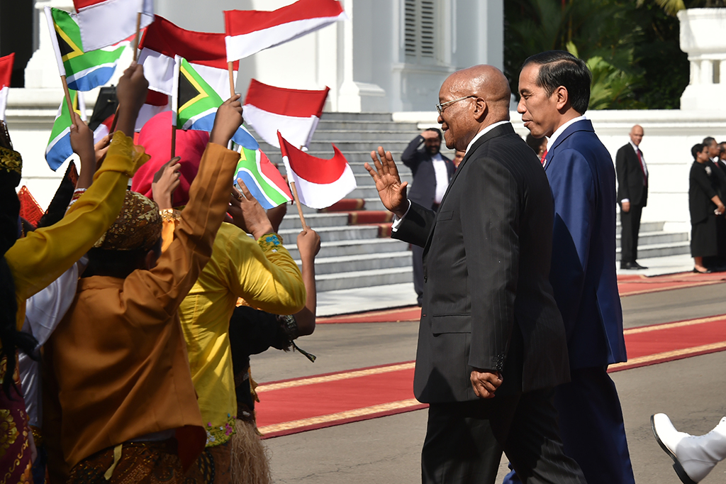 Keduanya melakukan pertemuan bilateral guna membahas kerjasama antara dua negara. 