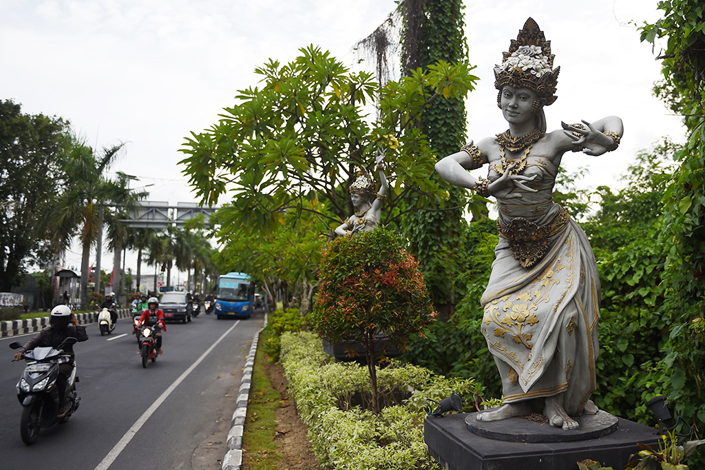 Menurut para pejabat di Bali, patung-patung wanita bertelanjang dada di Bali menggambarkan kehidupan masa lalu di pulau itu, dimana para perempuan Bali hanya mengenakan kain sarung yang tidak menutupi bagian dada mereka.
