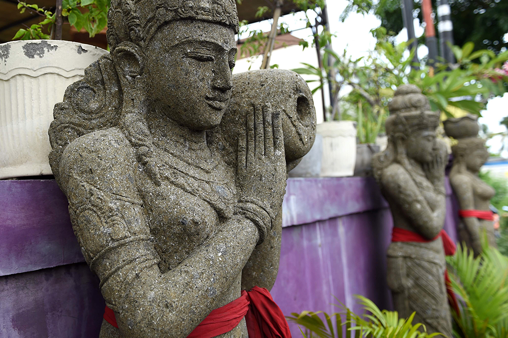 Oleh karena itu, Pemerintah Daerah Bali memilih untuk tidak menutupi patung-patung wanita semi telanjang dengan kain selama Raja Salman berlibur.