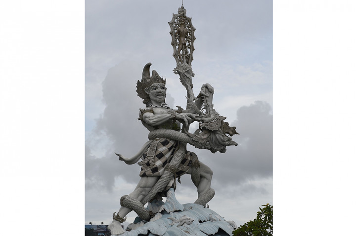 Hal tersebut justru berbeda dengan di Istana Bogor. Saat Raja Salman disambut di Istana Bogor oleh Presiden Joko Widodo, patung-patung telanjang di sekitar istana ditutupi dengan kain.