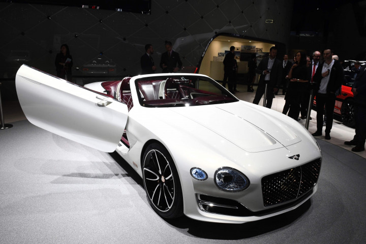 Bentley EXP 12, coupe cabriolet super mewah untuk para milyuner di Eropa dan Amerika. Sedangkan di Indonesia, bulan lalu Bentley memperkenalkan SUV Bentayga yang harganya berkisar Rp 10 milyar per unit. AFP PHOTO / ALAIN GROSCLAUDE