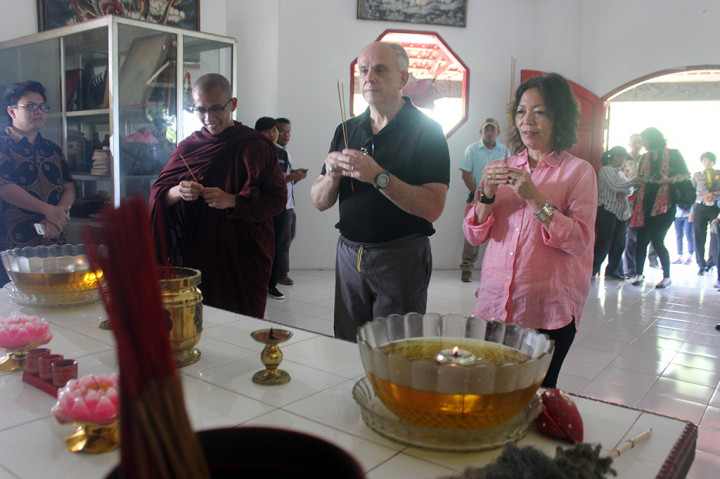 Dubes AS Kunjungi Vihara di Sorong