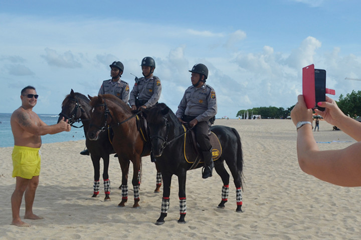 Polisi Berkuda Amankan Liburan Raja Salman