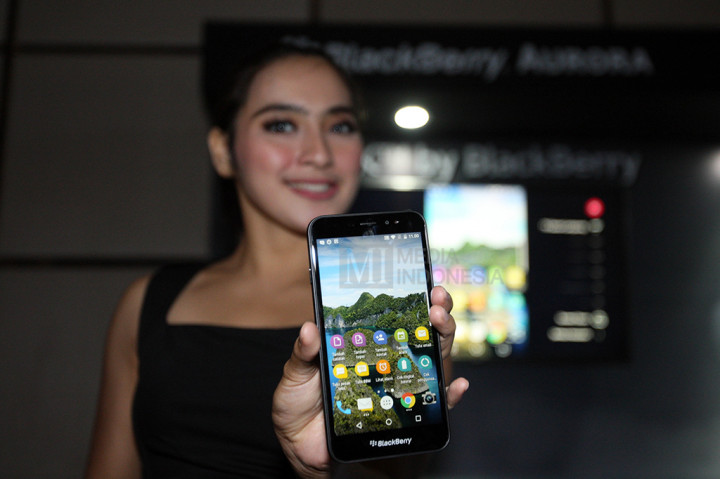 BlackBerry Aurora adalah smartphone dual SIM 4G LTE yang bekerja dengan Android 7.0 Nougat, memiliki layar sentuh berukuran 5.5 serta memori 4GB RAM.