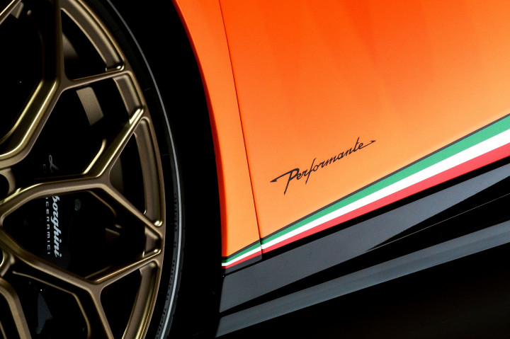 Tenaga yang lebih besar hasil dari perubahan setting mesin V10, intake udara, sistem pembuangan, katup mesin berbahan titanium dan body serat carbon yang mengurangi bobot hingga 40 kilogram.