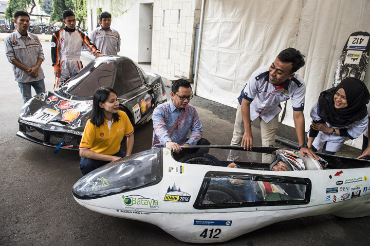 General Manager External Relations PT Shell Indonesia Haviez Gautama (kanan) didampingi Social Investment Manager Anita Setyorini (kedua kanan) dan tim Mahasiswa Shell Eco-Marathon Asia dari Indonesia memeriksa kondisi kendaraan hemat bahan bakar di Jakarta, Jumat (10/3/2017).