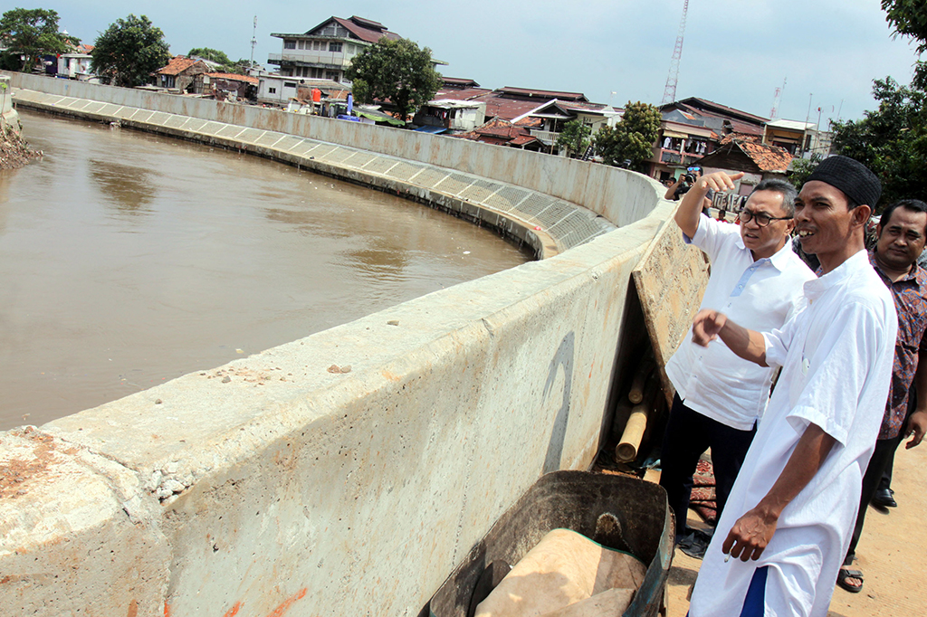 Saat kunjungannya, Zulkifli sempat memerhatikan kondisi di pinggiran Sungai Ciliwung yang sudah dinormalisasi. 