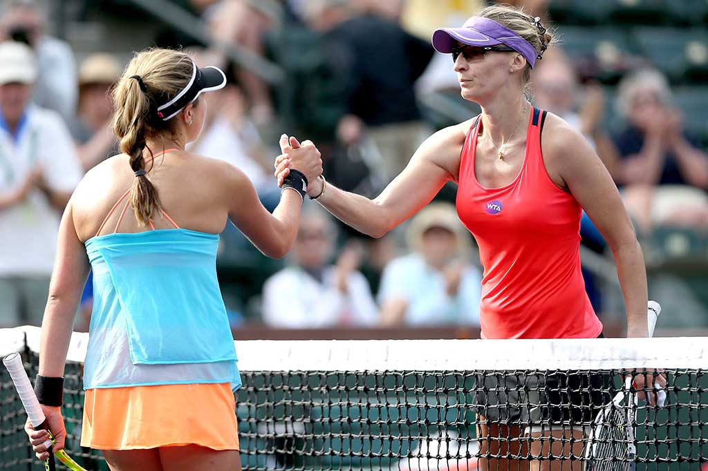 Lucic-Baroni memberi selamat kepada Day.