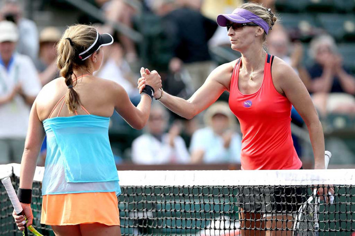 Lucic-Baroni memberi selamat kepada Day.