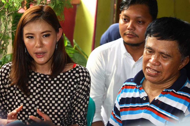 Aktris Olga Lydia (kiri) bersama petinju legendaris Indonesia Ellyas Pical (kanan) memberikan keterangan kepada sejumlah wartawan terkait rencana pembuatan Film tentang Ellyas Pical di Tangerang, Banten, Jumat (10/3/2017).