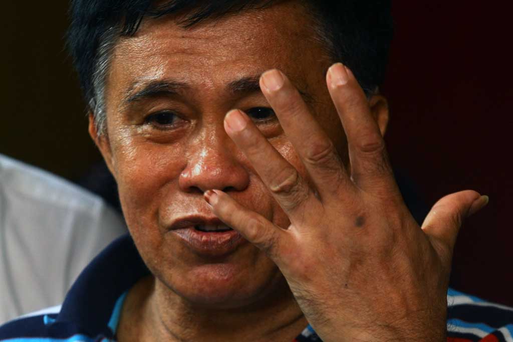 Ellyas Pical memberikan keterangan kepada sejumlah wartawan.