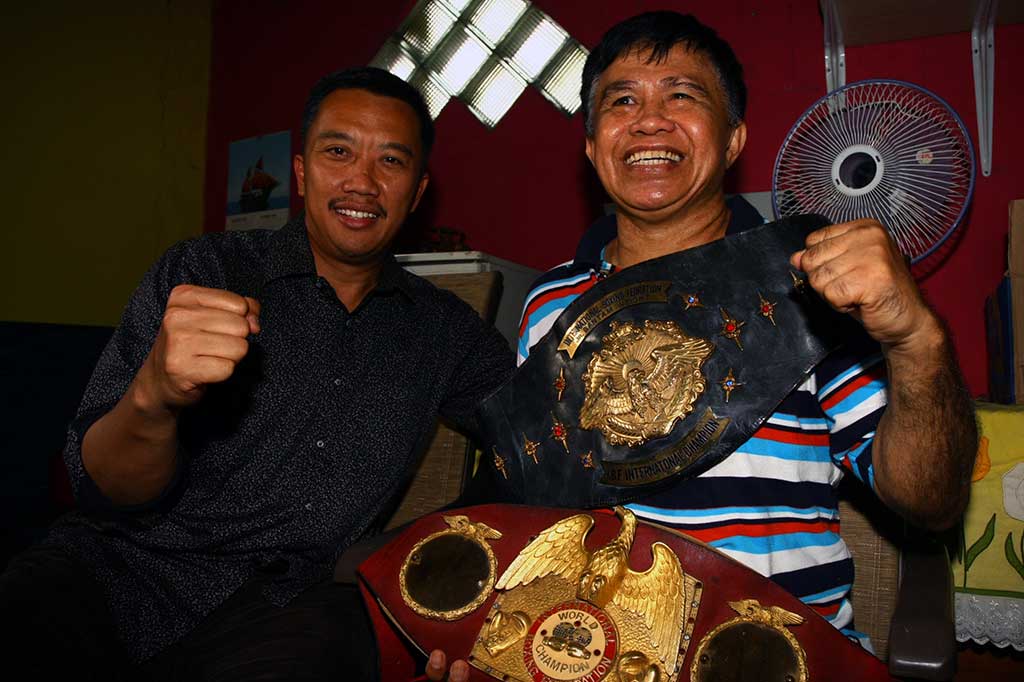 Ellyas Pical menunjukkan sabuk Juara Dunia Tinju yang diperolehnya kepada Menteri Pemuda dan Olahraga Imam Nahrawi.